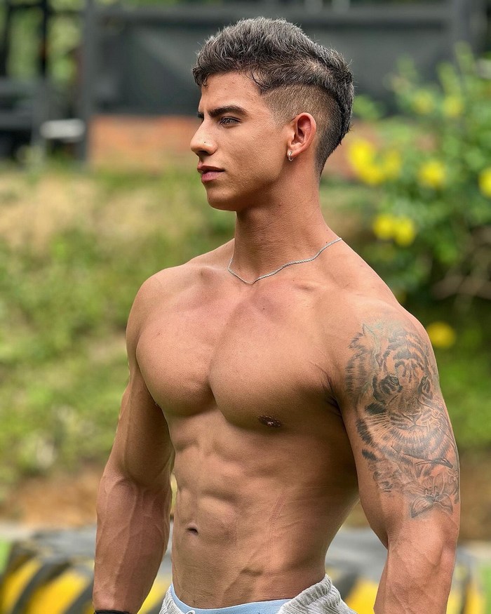 Oskar Ford Flirt4Free Male Cam Model Shirtless Muscle Jock